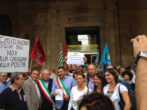 Manifestazione di sindaci e Cgil Cisl Uil contro Poste Italiane